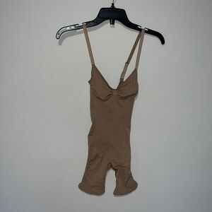 SKIMS SEAMLESS SCULPT MID THIGH BODYSUIT SIENNA MEDIUM